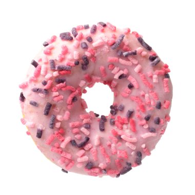 Pembe donut beyaz bir arka planda izole edilmiş, yenilebilir konsept şekerlemeler serpiştiriliyor.