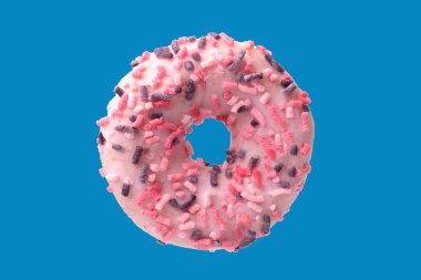 Pembe donut klasik mavi bir arka planda izole edilmiş. Yenilebilir tatlı konsept üzerine marşmelov serpiştirilmiş. Dikdörtgen çerçeveli.