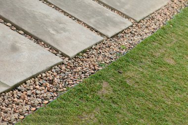 Park alanında yollar ve çimenler arasındaki drenaj, kentsel alanlar ve özel evler kavramı, drenaj sistemi, su baskınına karşı sistem.