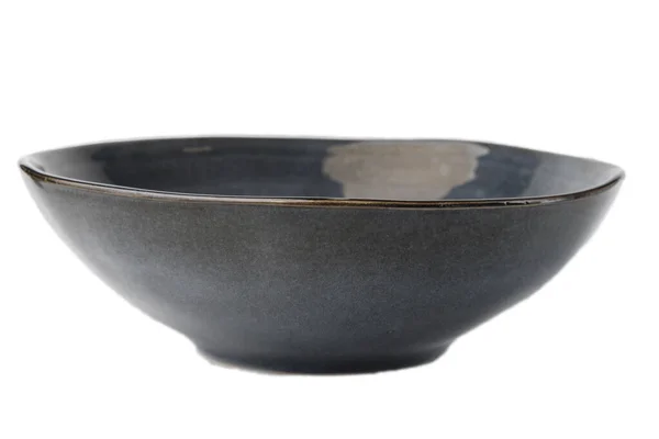 空陶瓷深盘中的汤或沙拉 柔和的灰白色背景隔离 空白为设计师 从侧面看 — 图库照片