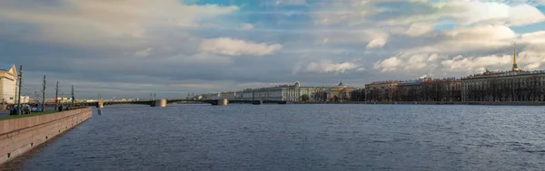 ロシアのサンクトペテルブルク ネヴァ川の堤防からのパノラマの風景 大学堤防からの眺め 宮殿橋と国立博物館遺産 — ストック写真