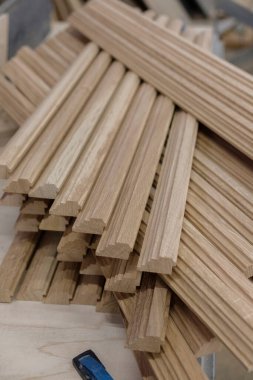 Bir meşe ağacı, arka planda aletler ve talaş olan bir marangozun atölyesine konulan malzemeleri engelliyor. Kereste hasadı. Kereste barının ayrıntıları. Örgü işi hobileri, ahşap işçiliği..