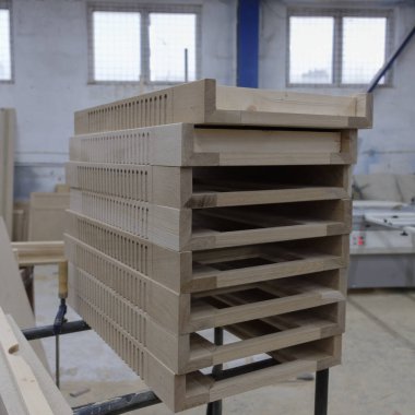 Bir meşe ağacı, arka planda aletler ve talaş olan bir marangozun atölyesine konulan malzemeleri engelliyor. Kereste hasadı. Kereste barının ayrıntıları. Örgü işi hobileri, ahşap işçiliği..