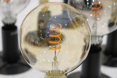 Diğer güzel ampullerin arka planında retro ampul var.