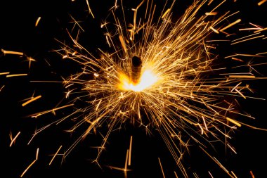 Siyah arka planda Noel maytap. Bengal ateşi, her bayramın habercisidir.