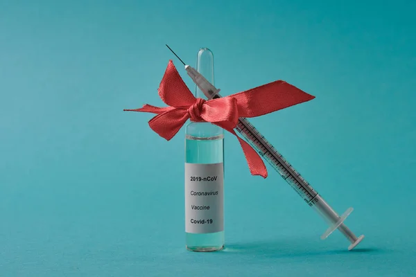 Einzelampulle Des Coronavirus Impfstoffs Cavid Als Geschenk Einen Geliebten Menschen — Stockfoto