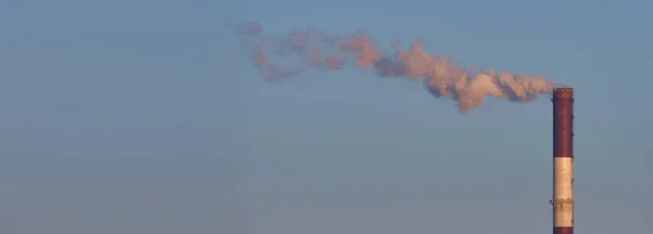 Enfoque Selectivo Fotografía Industrial Humo Una Chimenea Fábrica Telón Fondo —  Fotos de Stock