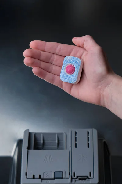 Primer Plano Mano Una Mujer Colocando Una Tableta Detergente Caja —  Fotos de Stock