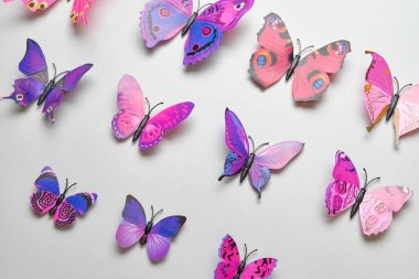 Birçok farklı uçan kelebek beyaz bir arka planda izole edilmiş.