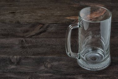 Kırsal bir arka planda boş bira kupası, ön manzara. kopyala, kopyala