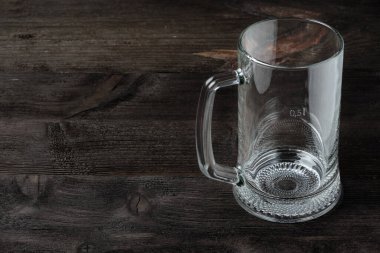 Kırsal bir arka planda boş bira kupası, ön manzara. kopyala, kopyala