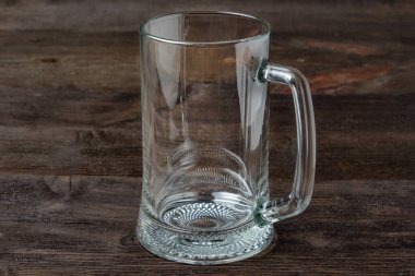 Ahşap Arkaplanda Boş Şeffaf Bira Kadehi