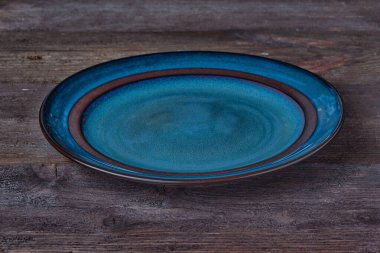 Mavi pastel güzel, boş bir tabak ve koyu ahşap arka plan. yatay görüntü. Yan görünüm