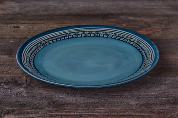 Pastel Bleu Belle Assiette Vide Sur Fond Bois Foncé Image — Photo