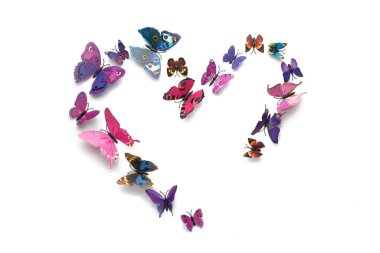 Beyaz bir arka planda izole edilmiş kalp şeklinde kelebek sürüsü.