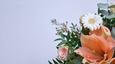 Taze kesimin yatay görüntüsü, pastel çiçekler ve yeşillik.