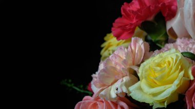 Siyah arkaplanda izole edilmiş rengarenk çok renkli çiçek buketi, metin tarafı görünümü için boşluk