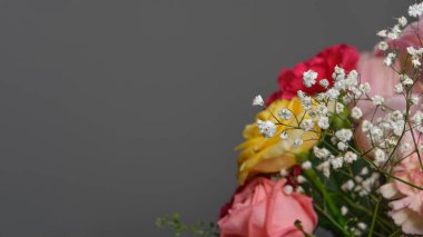 Gri arka planda güzel bir çiçek buketi