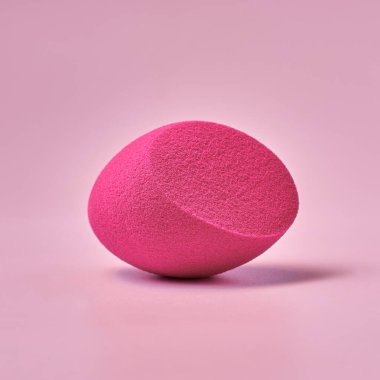 Pembe arka planda makyaj süngeri