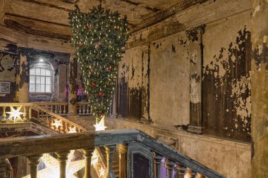 St. Anne Kilisesi 'nin Noel ve Yeni Yıl dekorasyonu, Annenkirche. Dünyanın tepetaklak olması ve kilisenin tavanındaki Noel ağacı.