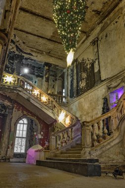 St. Anne Kilisesi 'nin Noel ve Yeni Yıl dekorasyonu, Annenkirche. Dünyanın tepetaklak olması ve kilisenin tavanındaki Noel ağacı.