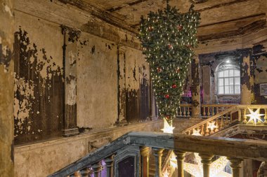 St. Anne Kilisesi 'nin Noel ve Yeni Yıl dekorasyonu, Annenkirche. Dünyanın tepetaklak olması ve kilisenin tavanındaki Noel ağacı.