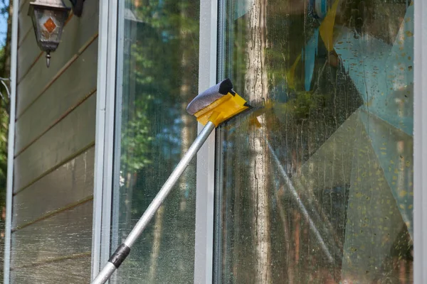 Lavado Manos Ventana Aire Libre Con Fregona — Foto de Stock