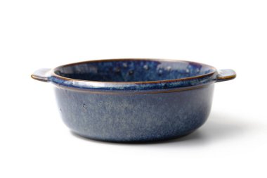 Beyaz arka planda mavi çorba kasesi