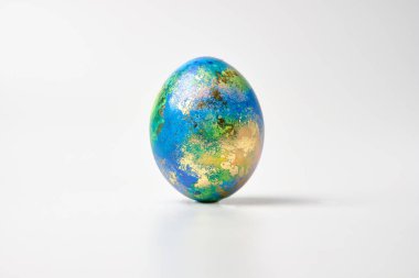 Paskalya yumurtaları. Paskalya geçmişi. Paskalya. Tasarımcı için bir çalışma olan Cpase yumurtasını Dünya gezegeni gibi beyaz bir arkaplana kopyala.