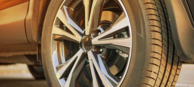 Modern bir arabanın üzerinde disk ve fren mekanizması olan modern tekerlek, güneşe maruz kalma