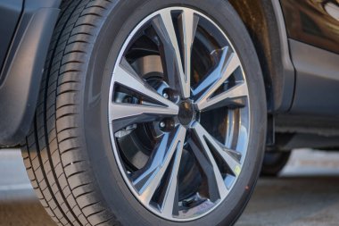 Tekerlek, alaşım tekerleği ve disk fren pedi olan modern bir arabanın parçası..