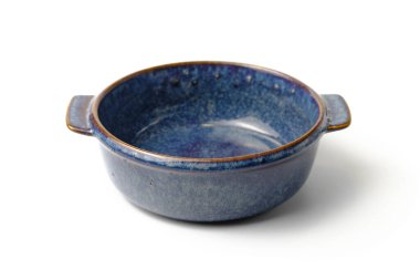 Beyaz arka planda mavi çorba kasesi