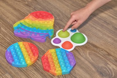 Rengarenk anti-stres duyusal hareketler itin oyuncağı yere bırakın