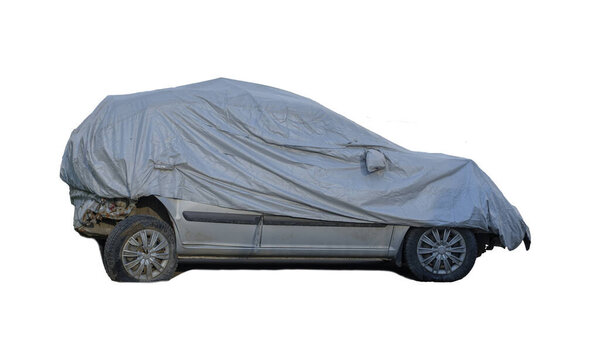 конец дороги для искореженной машины, покрытой тканью