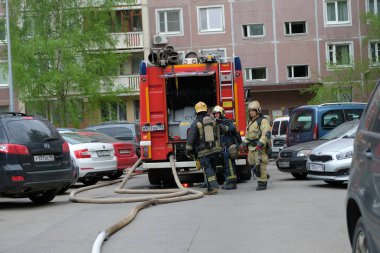 Rusya, St. Petersburg, Mayıs 2021: yangın sırasında ve sonrasında itfaiyecilerin çalışmaları, ekipmanları bağlamak ve bir kazayla mücadele etmek