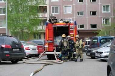 Rusya, St. Petersburg, Mayıs 2021: yangın sırasında ve sonrasında itfaiyecilerin çalışmaları, ekipmanları bağlamak ve bir kazayla mücadele etmek