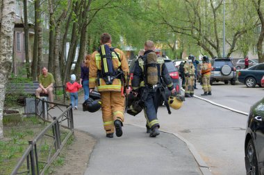Rusya, St. Petersburg, Mayıs 2021: yangın sırasında ve sonrasında itfaiyecilerin çalışmaları, ekipmanları bağlamak ve bir kazayla mücadele etmek
