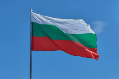 Bulgaristan cumhuriyetinin bayrağı mavi gökyüzüne karşı yükseliyor
