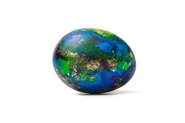 Güzel boyanmış Paskalya yumurtası. Beyaz arka plan, yatay görüntü.