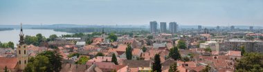 Şehrin ve Zemun bölgesinin panoramik manzarası, Belgrad, Sırbistan Cumhuriyeti 'ndeki kilise kulesi, eski şehrin güzel manzarası, Sava ve Tuna nehirleri.