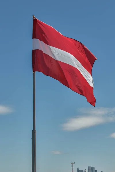 Bandera Letonia Ondea Contra Cielo Azul —  Fotos de Stock