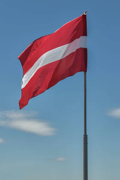 Vlag Van Letland Wappert Tegen Blauwe Lucht — Stockfoto