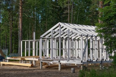 İnşaat halindeki ahşap bir evin iskeleti