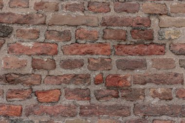 seçici odak, eskimiş eski koyu kahverengi ve kırmızı tuğla duvar arka planı, paslı taş teknolojisi blokları, yumuşak odak.