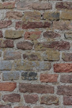 seçici odak, eskimiş eski koyu kahverengi ve kırmızı tuğla duvar arka planı, paslı taş teknolojisi blokları, yumuşak odak.