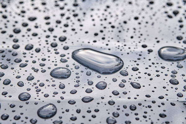 капли воды на черном фоне