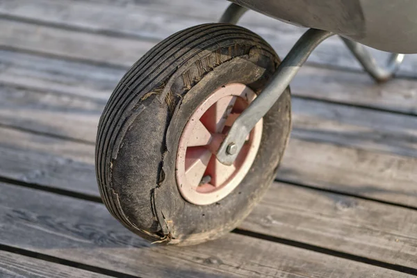 Caoutchouc Déchiré Roue Cassée Une Vieille Brouette Jardin Une Panne — Photo