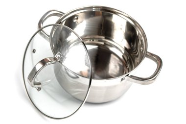 Çelik tencere ve kapak yakın plan beyaz zemin üzerinde izole