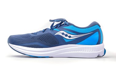 St. Petersburg, Rusya, 23 Eylül 2021: Mavi ve beyaz koşu ayakkabıları SAUCONY JAZZ 22 beyaz arka planda izole edilmiş, koşu ayakkabıları, asfalt üzerinde maraton mesafeleri ve sabah koşuları.