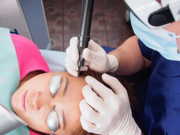 Asiatische Patientin im Laserverfahren Haut, die in der ästhetischen Medizin wieder auftaucht. — Stockfoto